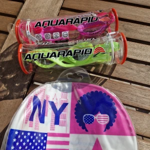 Badmössa och simglasögon - Helt ny badmössa och 2 simglasögon för barn. Aquarapio. 200kr för allt.