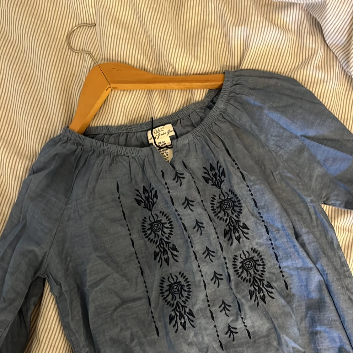 Blå blus med broderi - 90