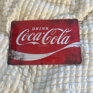 Coca cola skylt  - Coca cola plåt skylt, går att sätta upp på väggen. 