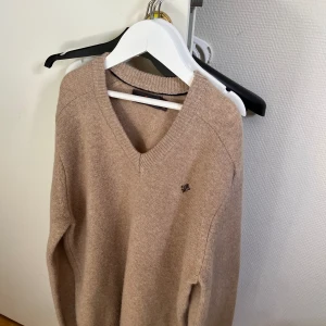Morris V neck 100% Merino ull - Säljer min Morris v neck eftersom att den var för stor för mig, har använt den väldigt lite och är nästan ny. Den är stor i storlek så den passar S. Köpte den för 1800kr på Morris egna hemsida. Vid minsta lilla fundering är det att bara höra av
