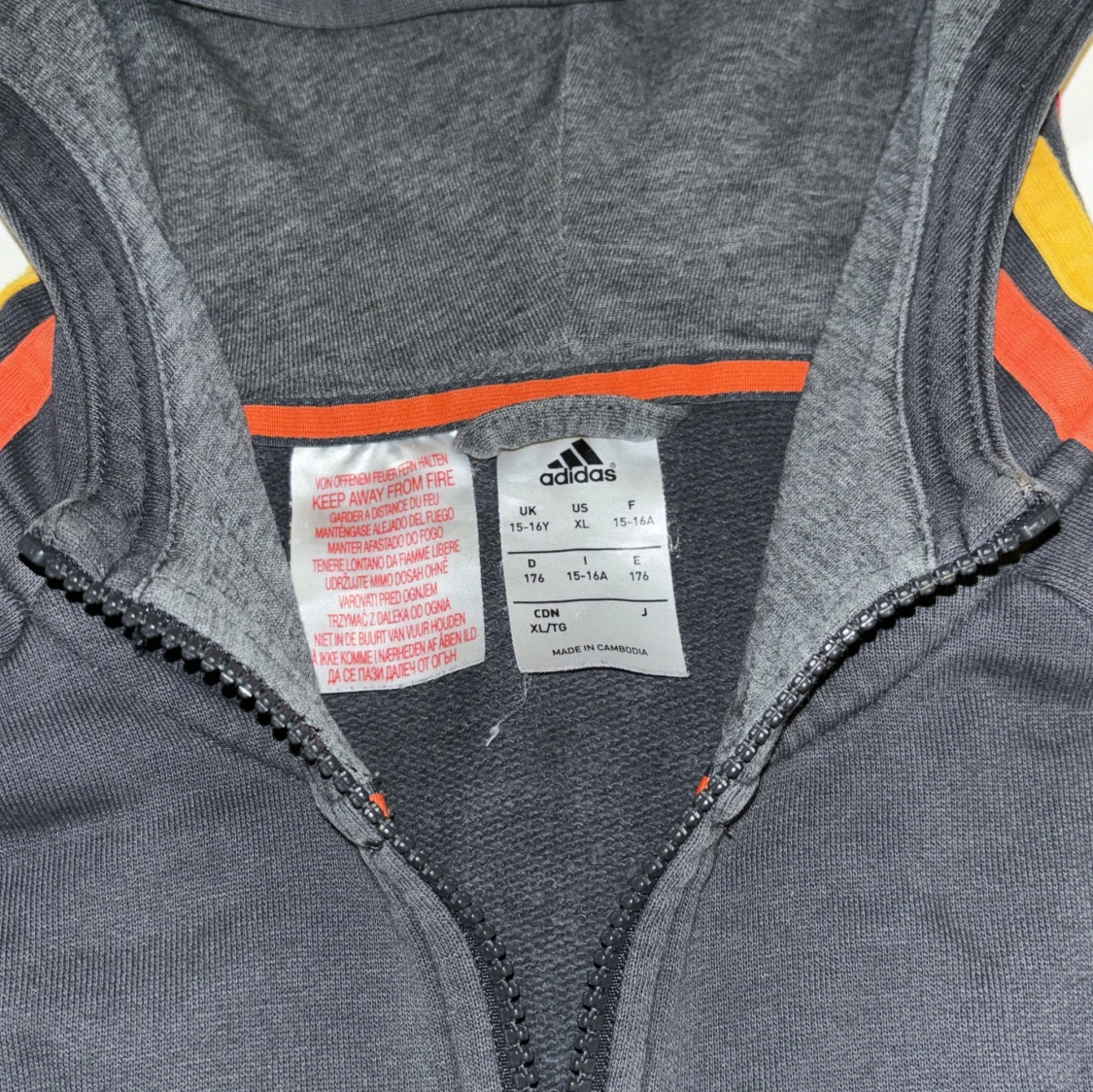 Svart huvtröja från Adidas - 90