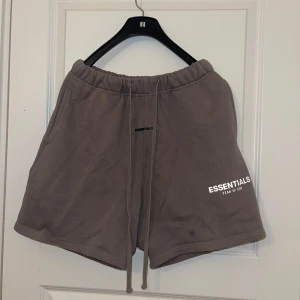 Essentials  - Storlek s