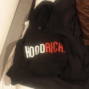 Hoodrich tröja - As bra skick förutom att en av metallgrejerna som sitter där snörena brukar sitta har gått av, se tredje bild. Men annars bra skick som sagt. Hör av dig om du vill ha mer bilder ellrr sååå. Storlek s men passar xs och säkert M också.