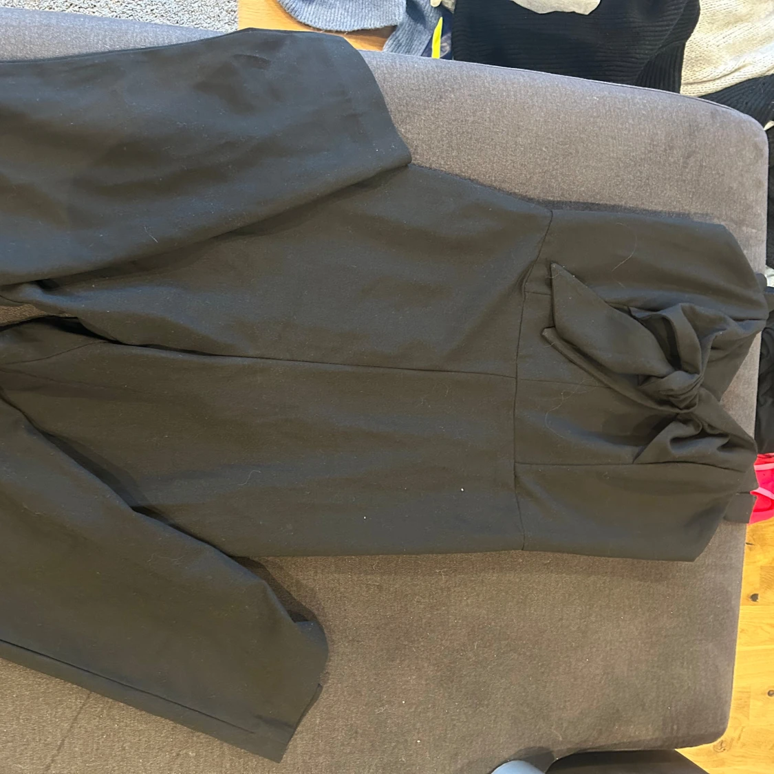 Svart klänning med detaljer