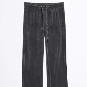 Utsvängda velour byxor - Utsvängda velour byxor från Gina tricot, väldigt mjuka och sköna!Använda men det syns inte💓skriv om du är intresserad!