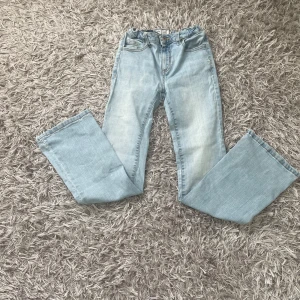 Ljusblåa bootcut jeans  - Super fina bootcut jeans från Cubus. Dessa Jeans är super fina och passar till så mycket. Säljer pågrund av att dem är för små. Använda några gånger.