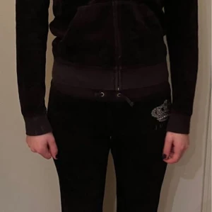 Svart Juicy Couture mjukisset i storlek xs - Säljs som ett set med både hoodie och byxor. Mjuk, sammetslen velour med klassisk Juicy Couture-logo i silver på ryggen.