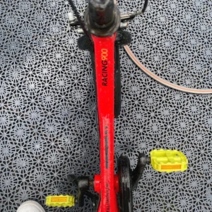 Race 900 B’TWIN - bromsar så det är lätt att bromsa. Justerbar sadel. Cykeln kommer med stöd men kan tas bort Enkelt. Inga växlar utan lätt att använda för barn säljer min lilla kusins cykel han är 5år kan fortfarande använda cykeln men fick en ny. Inget fel på cykeln