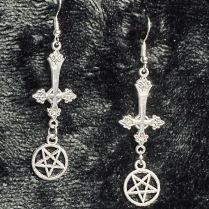 Silverfärgade örhängen med kors och pentagram Nya Unika Ockult Satanic Metal Wicca Rock Punk Alternativ  - Säljer ett par silverfärgade örhängen med detaljerat utsirade inverterade kors och ett pentagram hängande under.   Längd ca 6,7 cm, bredd 1,2 cm.   Hypoallergena krokar.   Gummistoppar medföljer.  Nytillverkat och egendesignat av mig @bybasen.   Ett unikt smycke och en uppseendeväckande present till dig själv eller någon du tycker om.  Jag skickar sålda varor en eller två gånger i veckan. Säg till om du har bråttom så ordnar jag det snabbare.  Jag prutar inte men ger bundlerabatt.