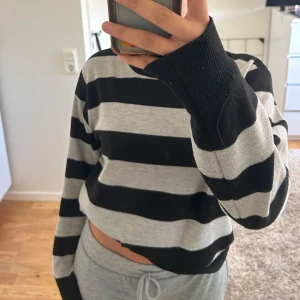 Långarmad randig tjocktröja - Knappt använd,  frakt ingår i priset!