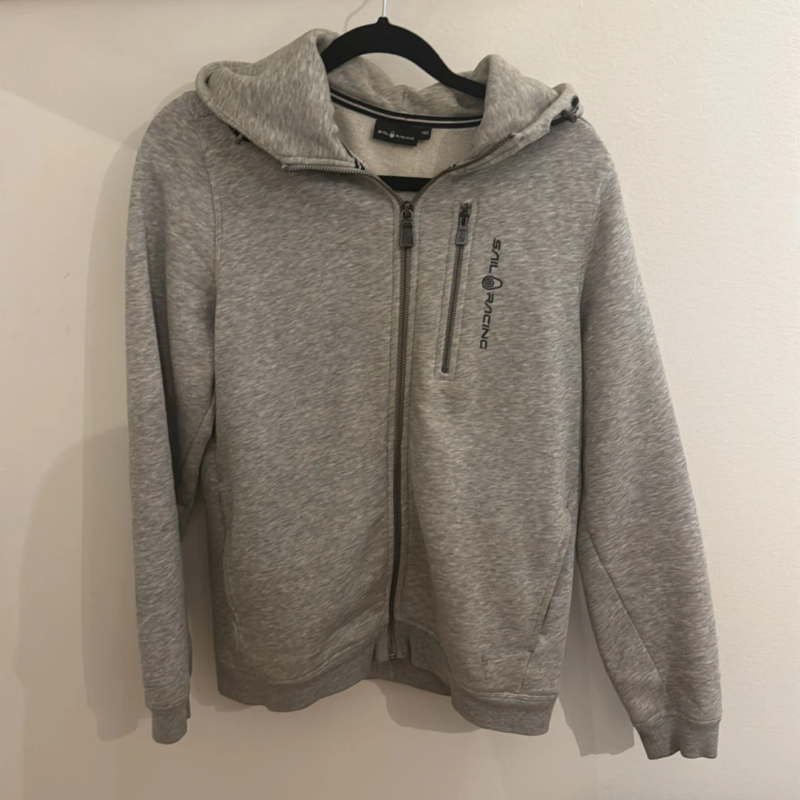 Grå hoodie från Sail Racing