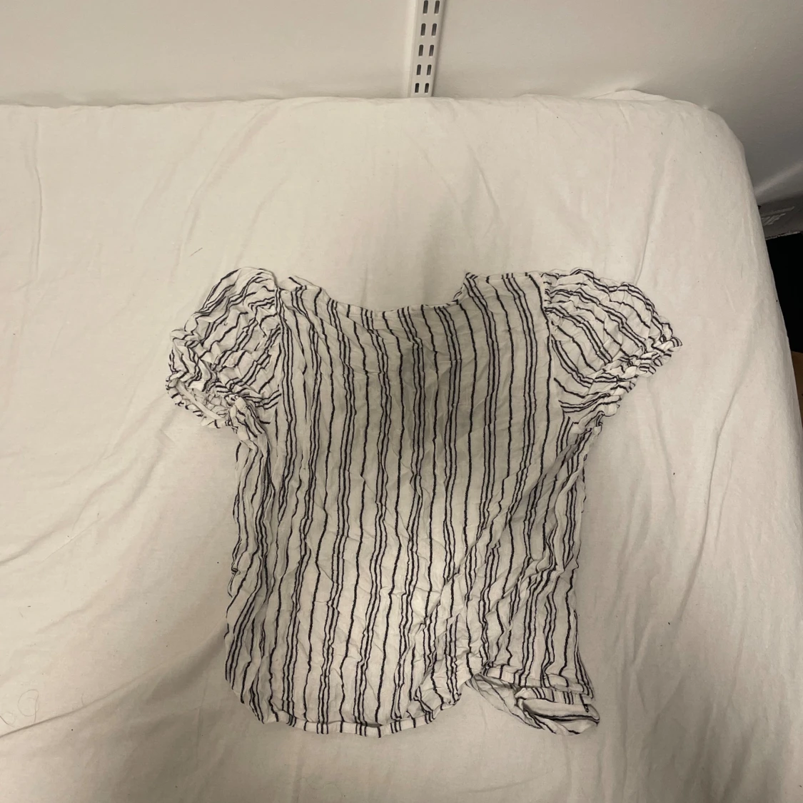 Vit sommar bluse med blåa streck  - 90