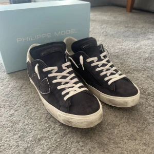 Philippe Model - Philippe Models i topp skick! Även bra skick på box som självfallet medföljer vid köp. Skick 9/10 och dessa skor går för 4000 kr i nypris! Hör av er vid minsta fundering😊