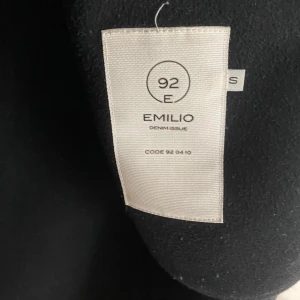 Kappa storlek S, passar M - Nyskick, köpt förra hösten på mq för 2999kr. Använder inte därav säljer jag. Perfekt till höst/vinter. Jag är M storlek och den passar perfekt. Passar S också. 