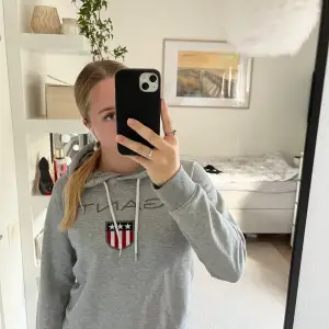 Jag säljer min gråa Gant hoodie. Jag säljer den här för att den inte används längre. Storleken är M men passar även S💕Pris går att diskutera vid intresse💕