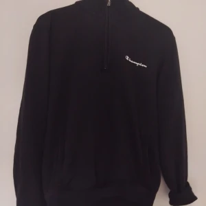 Champion Zip - Zip up från Champion. 60kr. Stl S. Köparen står föe frakt eller upphämtning.