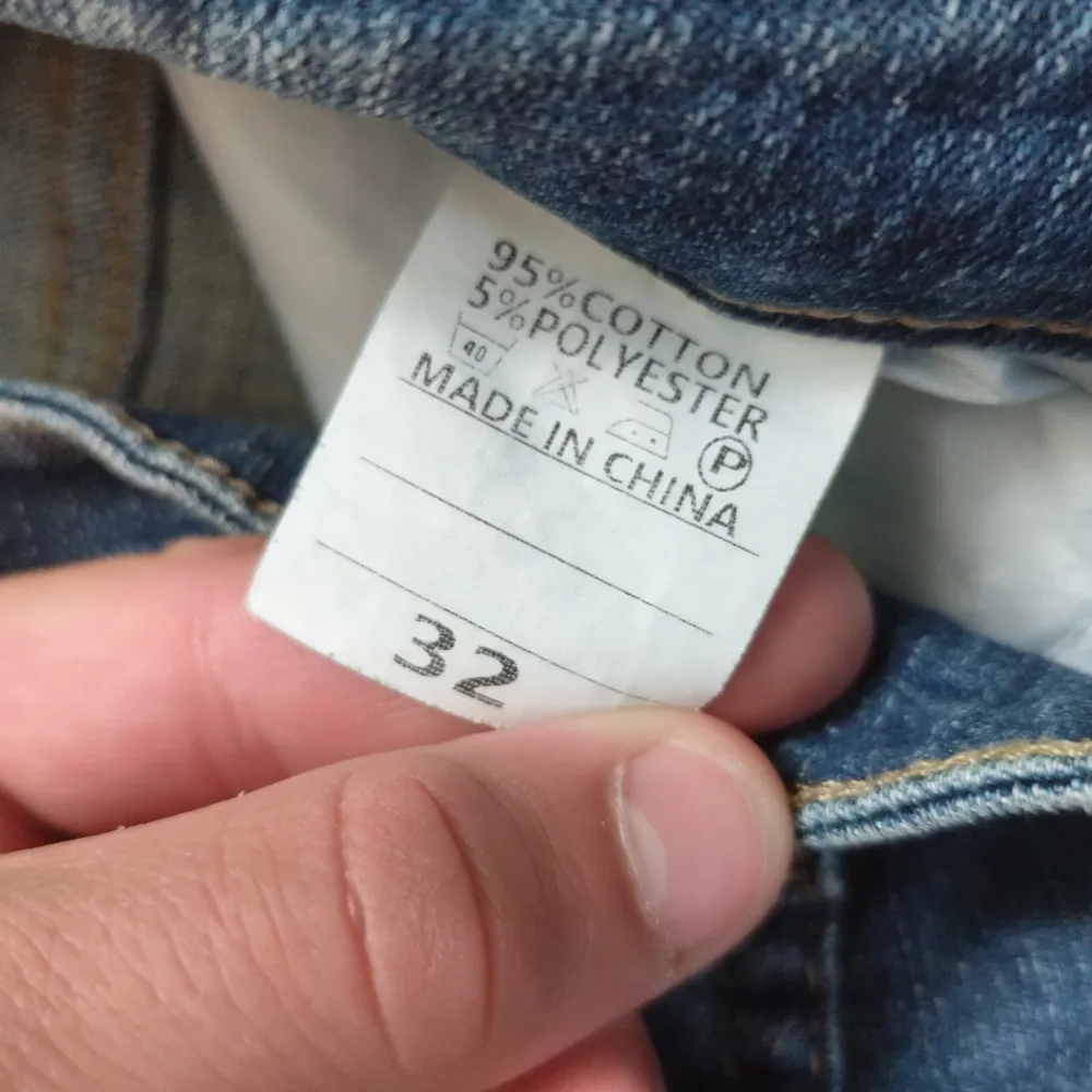 Ett par fina ripped slim fit jeans jag fick av min kompis. Säljes billigt då jag ej vet märket. Storlek S och Pris kan diskuteras.. Jeans & Byxor.