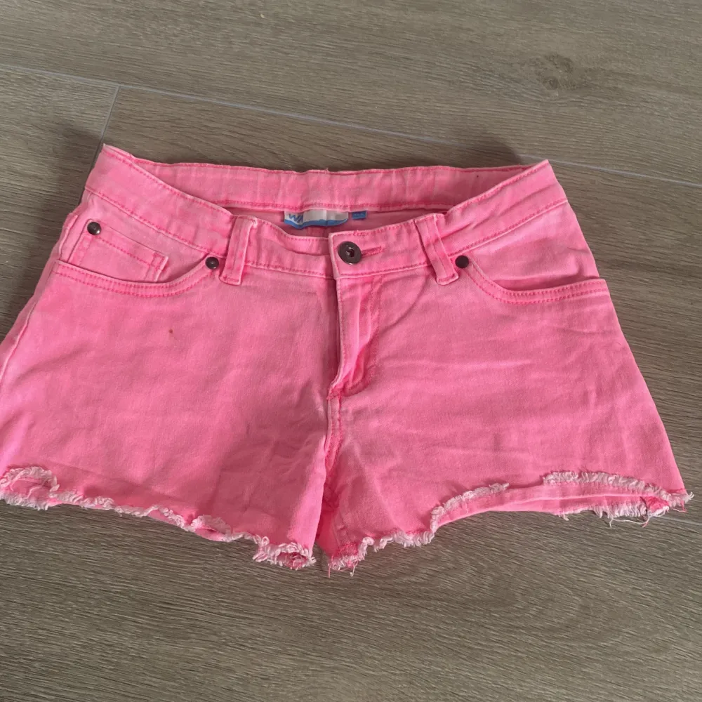 Säljer ett par snygga rosa jeansshorts i storlek 158. De har en låg midja och fransiga kanter för en cool look. Perfekta för sommaren! 🩷. Shorts.