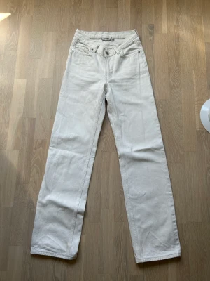 Lågmidjade vita jeans weekday - Snyggaste vita Lågmidjade jeansen från weekday! Mycket fint skick, W25,L32