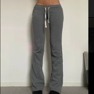 Hollister mjukisbyxor  - Så fina lågmidjade mjukisbyxor från Hollister! De har några små hål vilket syns på bilderna men annars är de i bra skick. Hålen går nog att sy igen och de märks inte så mycket💕