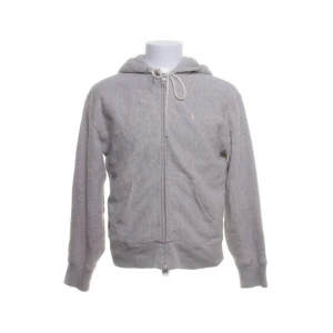 Grå ralph lauren tröja - Tröjan är köpt från Sellpy, men vad för liten. Den är i mycket bra skick. Så nu säljer jag den billigt. Nypris cirka 1500 kr. Bilderna är från Sellpy, och en tog jag själv