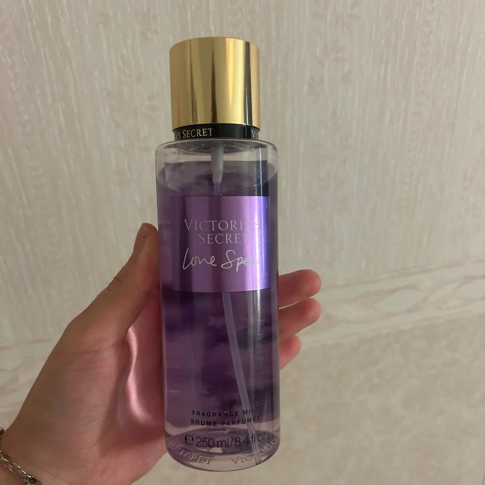 Säljer en Victoria secret body mist, använd 1-2 gånger, pris kan diskuteras . Parfym.