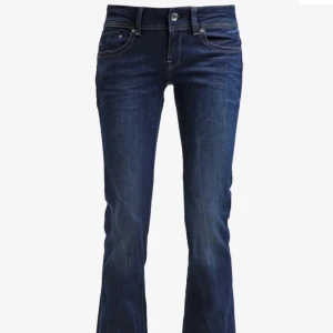G star jeans  - Säljer dessa g star jeans det är samma som på bilden fast i en ljusare färg. Obs tryck ej på köp nu innan vi är överens!❤️