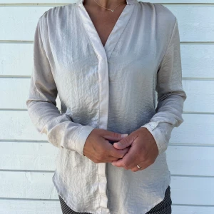 Ljus satinskjorta - Så fin ljus champagnefärgad satinskjorta med lite räfflat tyg 🤍