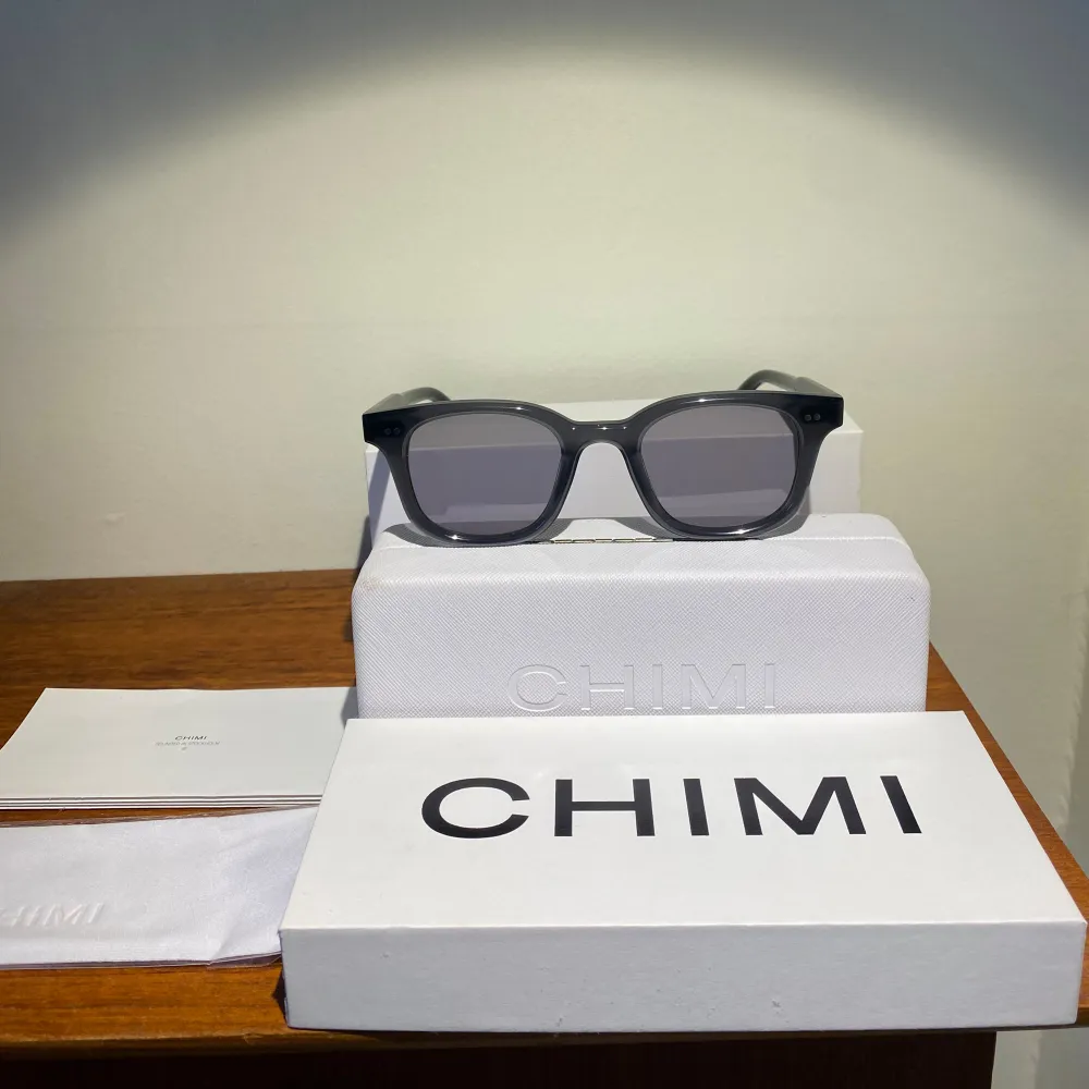 Ett par oanvända Chimi eyewear solglasögon i färgen Dark Grey. Nypris 1350kr. Allt på bild medkommer. Neutrala och passar till det mesta. Allt Gott. Hörs!. Asusteet.