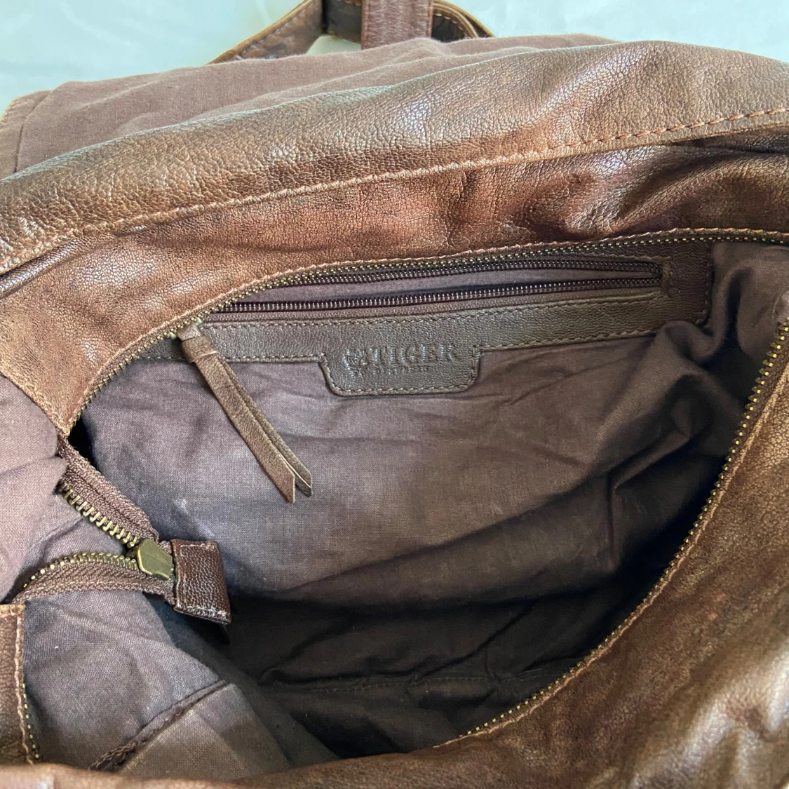 Brun axelremsväska  - 93