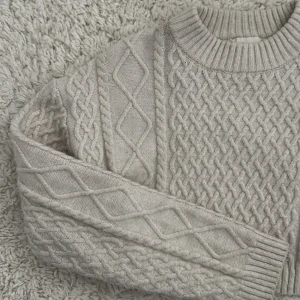 Stickad tröja 🤎 xxs - Beige stickad kofta som är jätte mysig och perfekt till hösten🍂🐆 det ut som ny och i bra skick🤎 säljer då den ör för kort på mig💝