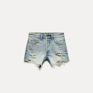Blåa jeansshorts  - Säljer dessa snygga jeansshorts ifrån Zara. Endast använda ett fåtal gånger. Kom privat för fler bilder eller frågor🥰