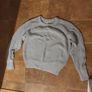tröja - tröja från h&m storlek m. Säljer pga aldrig andvänt.