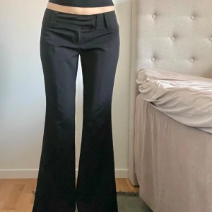 Lågmidjade kostymbyxor - Snygga lågmidjade kostymbyxor! Från märket Tally Weijl i storlek 38/M 🖤Aldrig använda då de är för stora för mig, alltså väldigt fint skick :) 