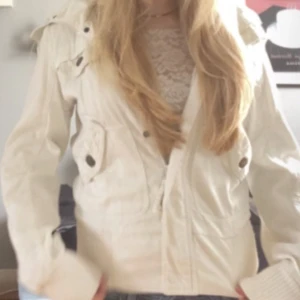 💓Vintage Bikbok Jeansjacka💓 - Säljer nu denna världens, finaste, vita jeansjacka som passar perfekt nu till höst!! 💓Använd endast ett fåtal gånger och kommer ifrån Vero Moda Jeans. Står M men skulle säga att den passar alla storlekar neråt!!💓 Säljer då den ej används 🤗🙌💓