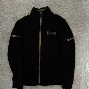 Hugo Boss tröja - Hugo Boss tröja i bra skick. Inte använd så mycket och säljs pga att den blivit liten för mig.