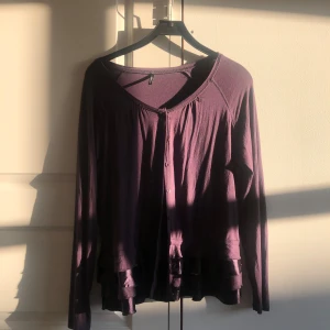 lila kofta med volanger - lila kofta som kan passa till lolita stilen! storlek l men kan passa till mindre storlekar också❤️❤️ i nyskick! tvättas innan det skickas.