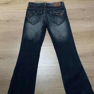 Lågmidjade Jeans - Säljer ett par jättefina lågmidjade bootcut jeans. Passar en xs, jag är 161 och längden är perfekt om man gillar lite längre jeans. Säljer då dom är lite små❣️ Skriv för fler bilder eller frågor ☺️