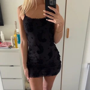 Svart mini klänning  - Jätte fin svart kort klänning som sitter fint på kroppen.