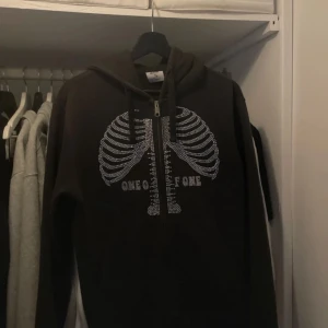 One of one - One of one zip, säljs inte längre, knappt använd. 