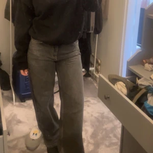 Svarta oversize jeans | ASOS DESIGN 🩶 - Skitsnygga och bekväma jeans som tyvärr var lite för långa för mig 💖 Färgen är som tvättade jeans, vilket är skitsnyggt. Sjukt bra material, och som sagt aldrig använda! 