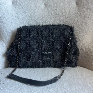 Handväska - Jättefin väska med justerbar kedja!! 