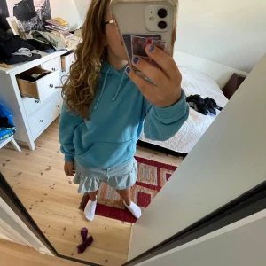 Blå hoodie - Blå hoodie från bikbok! Köpt på sellpy men jag har aldrig använt.