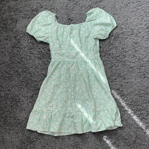 Klänning - Klänning som tyvärr är för liten för mig🫶🏼