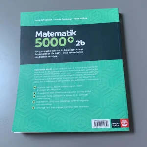 Matte 2b  - Mattebok för dig som ska börja 2:an i gymnasiet. Har en extra pga att jag bruka ha extra böcker hemma så man slipper bära hem boken varje gång. Köp själv för 543kr och säljer nu för 300kr