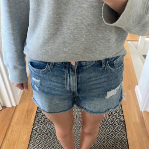 Fina jeansshorts från hm i storlek 152 men passar även upp till 164. Ena resåren har defekt men påverkar inte funktionen.