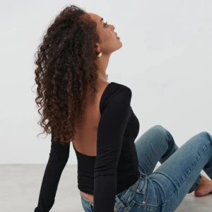 Svart långärmad topp med öppen rygg - Säljer denna jätte fina tröja från Gina i storlek S.   Den är helt oanvänd och har lappen kvar💕