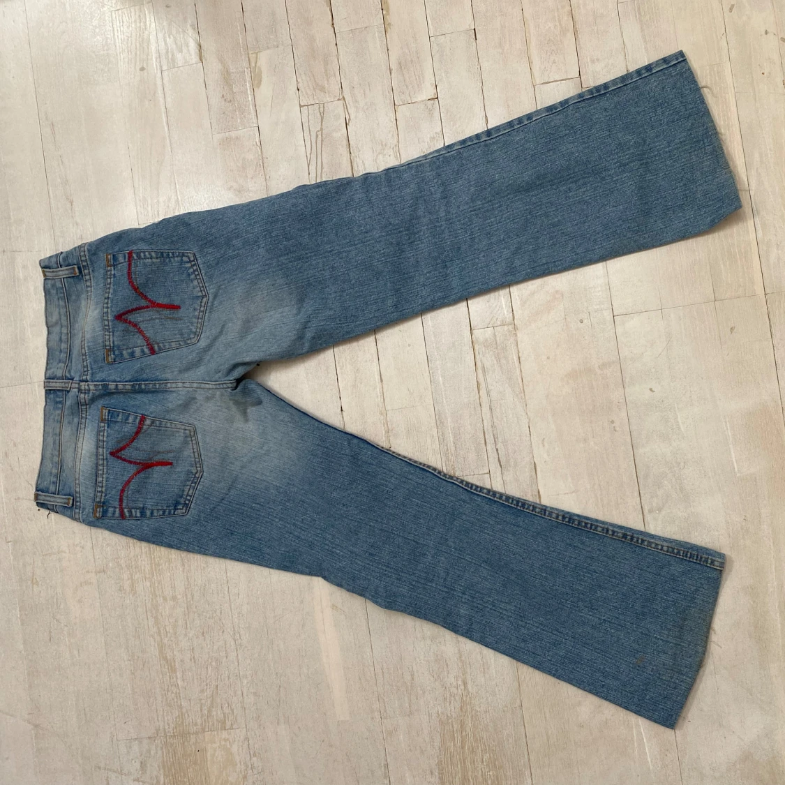 Blå jeans med broderade bakfickor - 91