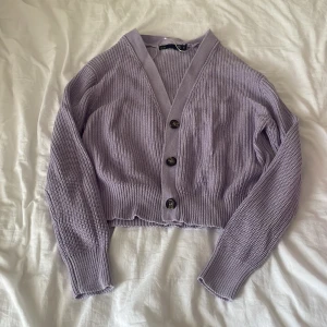 Kofta  - En lila kofta från lager 157 i storlek s,bra stick använt några gånger ser ut som ny