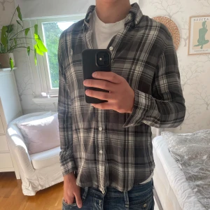 Rutig skjorta från Ralph Lauren - Säljer en grym rutig skjorta från Ralph Lauren i storlek S. Säljer pga den är lite liten på mig. Den har inga som helst defekter. Kom privat om du har frågor! 